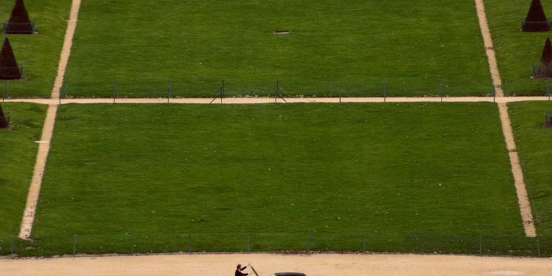 巴黎公寓的窗台美学:一扇窗如何成为法式生活态度的画框