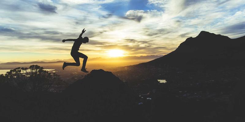 巴黎左岸的纸上时光：在家复刻法式图书馆与阅读角的艺术